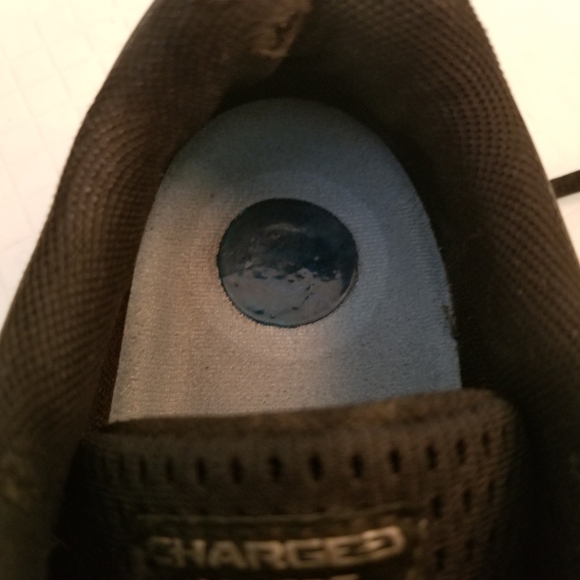 Under Armor Charged Assert Running Shoe Size 6.5 Flaw On Heel See Photos - Picture 9 of 10